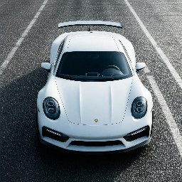Un coche deportivo en miniatura, cuerpo pequeño con ruedas grandes, estilo realista, visualización automotriz, llantas de aleación detalladas, reflejos nítidos en la carrocería, fondo blanco minimalista, enfoque nítido, ultra detallado, motor de renderizado tipo Octane, cinematográfico, aerodinámico pero a la vez compacto y adorable.